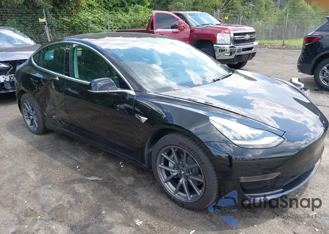 2018 Tesla Model 3 Long Range/Mid Range z USA, uszkodzony, nr VIN 5YJ3E1EA4JF166045